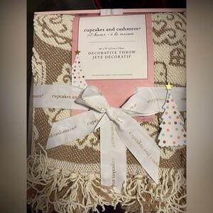 cupcakes & cashmere Festive Brown and Cream Throw